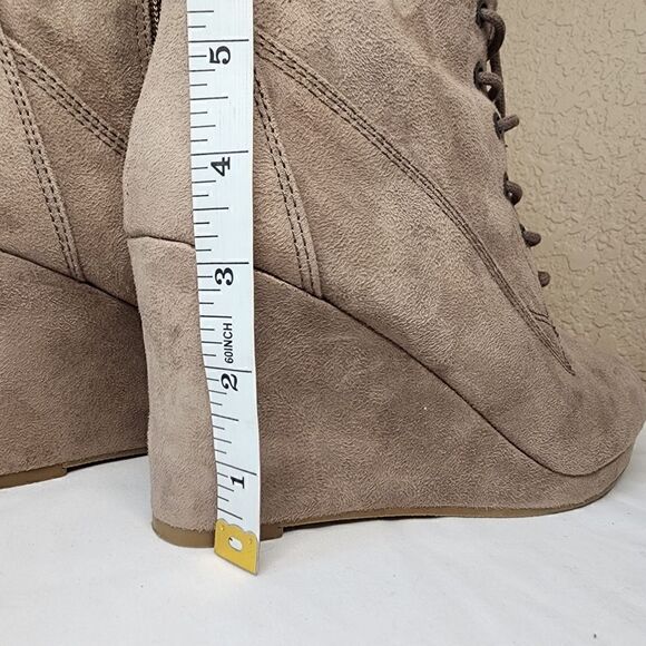 Report- Women’s Tan Poet Shearling Lined Lace-up Size Zip Booties, Size 7 - Picture 8 of 13